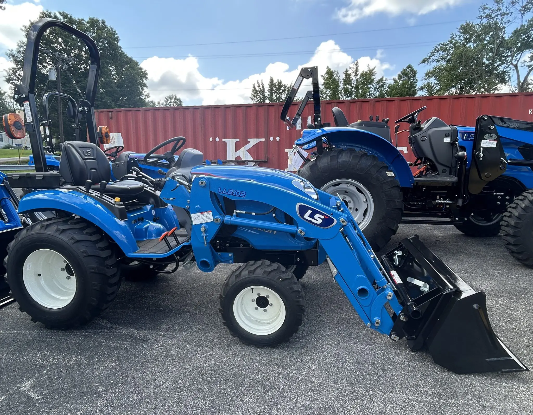 LS XJ2025 Tractor
